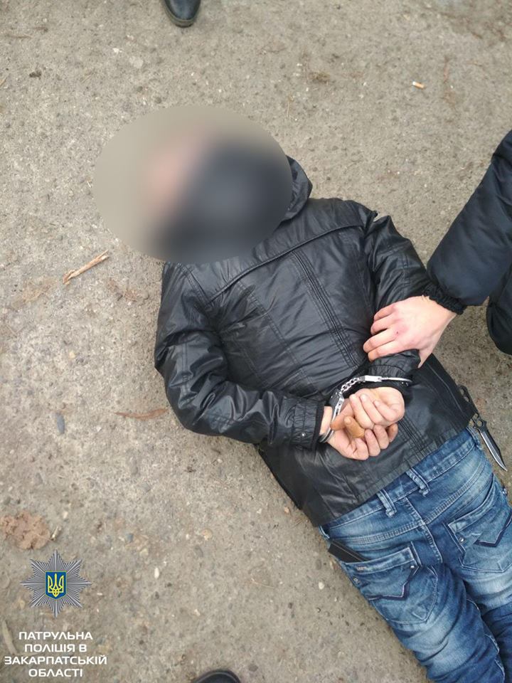 В Ужгороді нетверезий чоловік, погрожуючи перехожому ножем, "пропнував" купити в нього телефон (ФОТО)