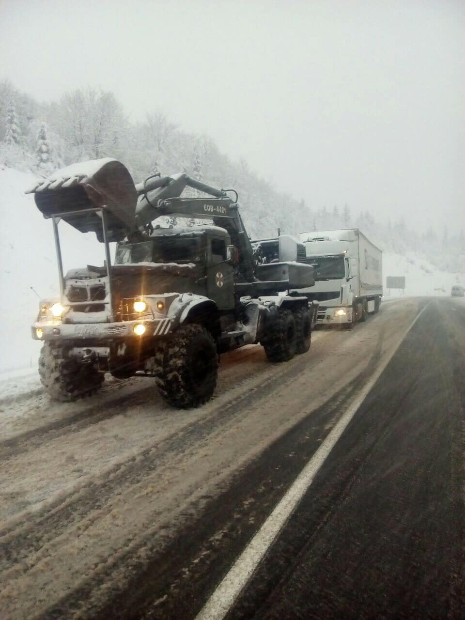 На Закарпатті рятувальники повідомили про ускладнення проїзду великовагового автотранспорту та знеструмлення сіл через снігопад (ФОТО)