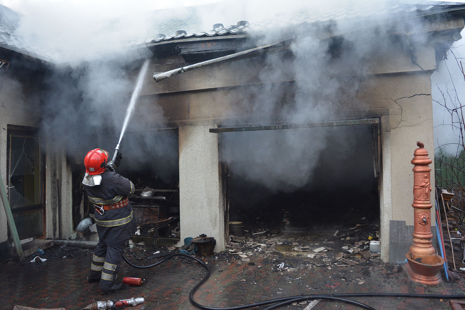 Пожежа в Ужгороді знищила гараж разом із ГАЗом-69, мотоциклом і велосипедом та пошкодила прилеглий будинок (ФОТО, ВІДЕО)