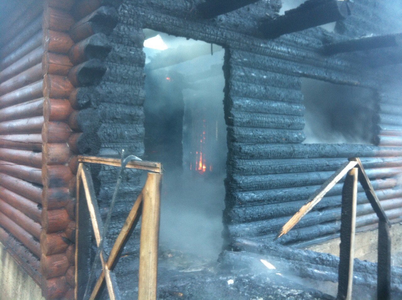 На Ужгородщині, в Анталовцях, згорів дачний дерев'яний будинок (ФОТО)