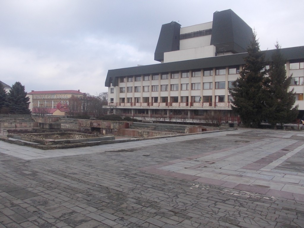 В Ужгороді вишукують можливості, щоби площу біля облмуздрамтеатру залишити громадським простором