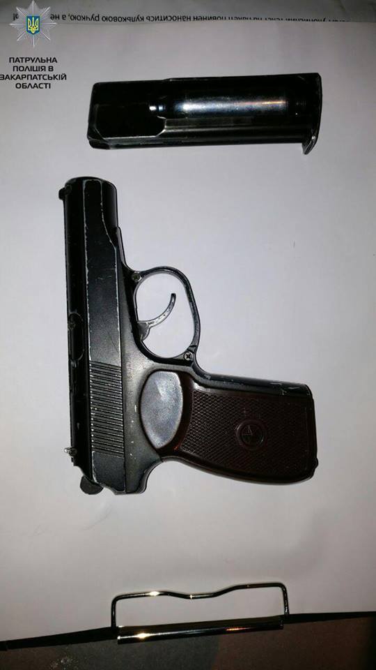 В Ужгороді затримали двох юнаків із пістолетом, викидним ножем і телескопічним кийком (ФОТО)