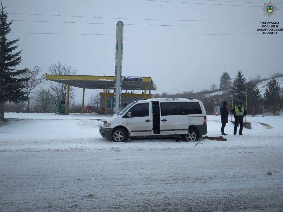 На дорозі на Рахівщині під час снігопаду застрягла вантажівка, заблокувавши проїзд перевалом і спровокувавши затор