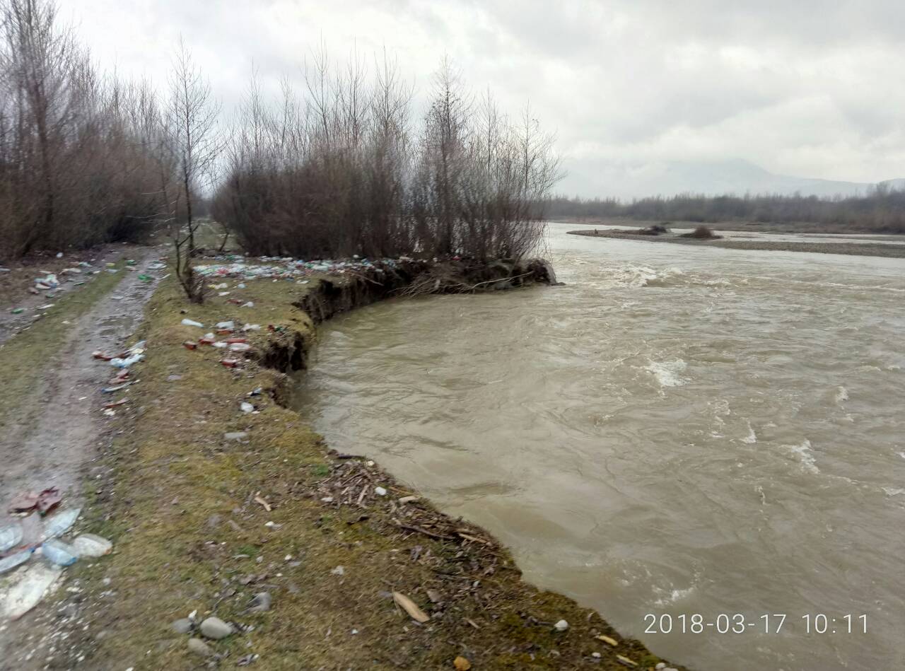 На Тячівщині відновлюють берегоукріплення дамби річки Тересва