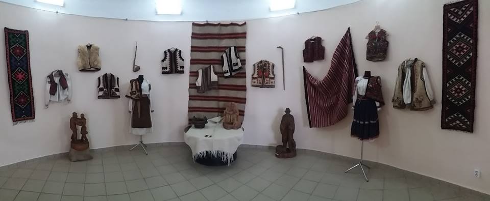 Традиційний хутряний безрукавний одяг закарпатців ХІХ-ХХ століть пропонують оглянути у скансені в Ужгороді