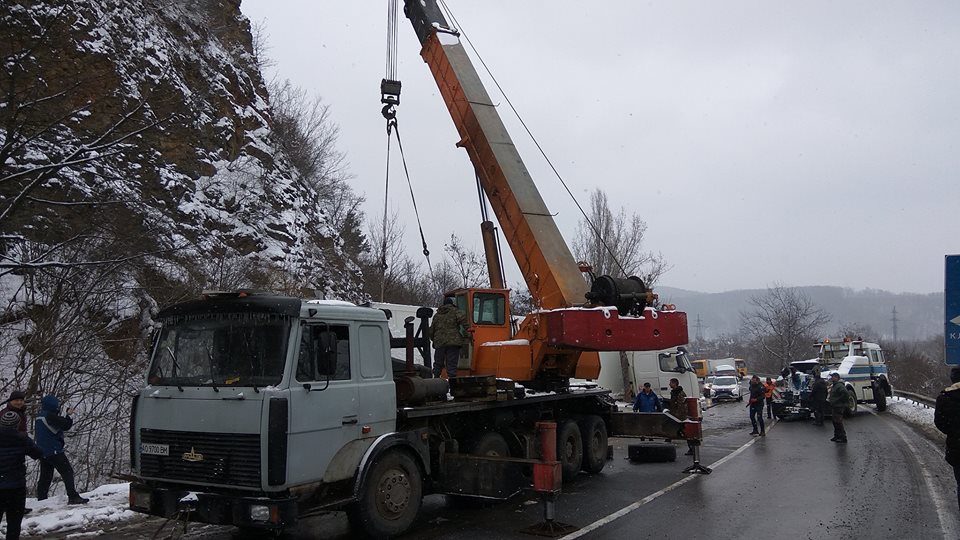 На Мукачівщині краном витягли з кювету вантажівку, що потрапила в ДТП ще в неділю (ФОТО, ВІДЕО)