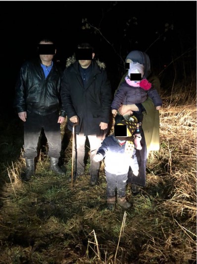 Двох таджиків та узбека, котрі нелегально намагалися перетнути кордон із двома малими дітьми, затримали на Берегівщині (ФОТО)