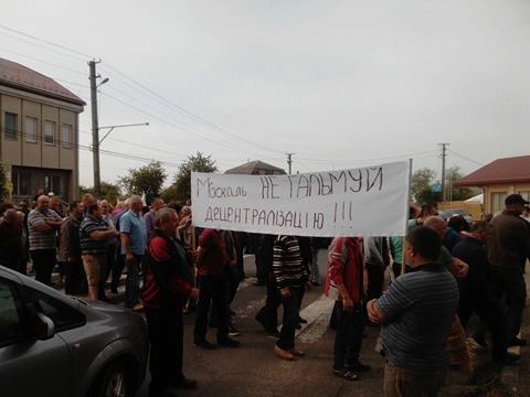 ФОТОФАКТ. У Холмоку на Ужгородщині люди заблокували рух автротрасою, вимагаючи від Москаля погодження ОТГ 
