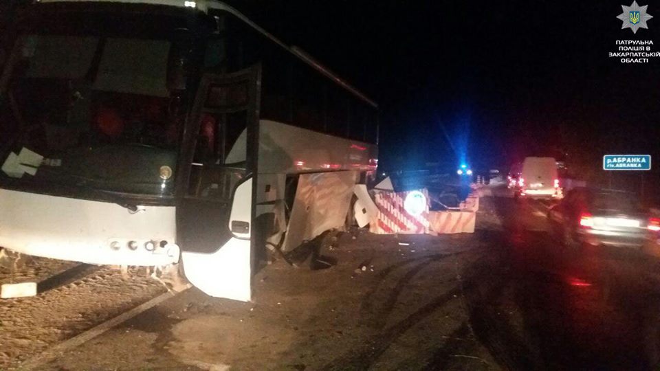 На Закарпатті екскурсійний автобус із пасажирами потрапив у ДТП, шпиталізовано 7 людей (ФОТО)