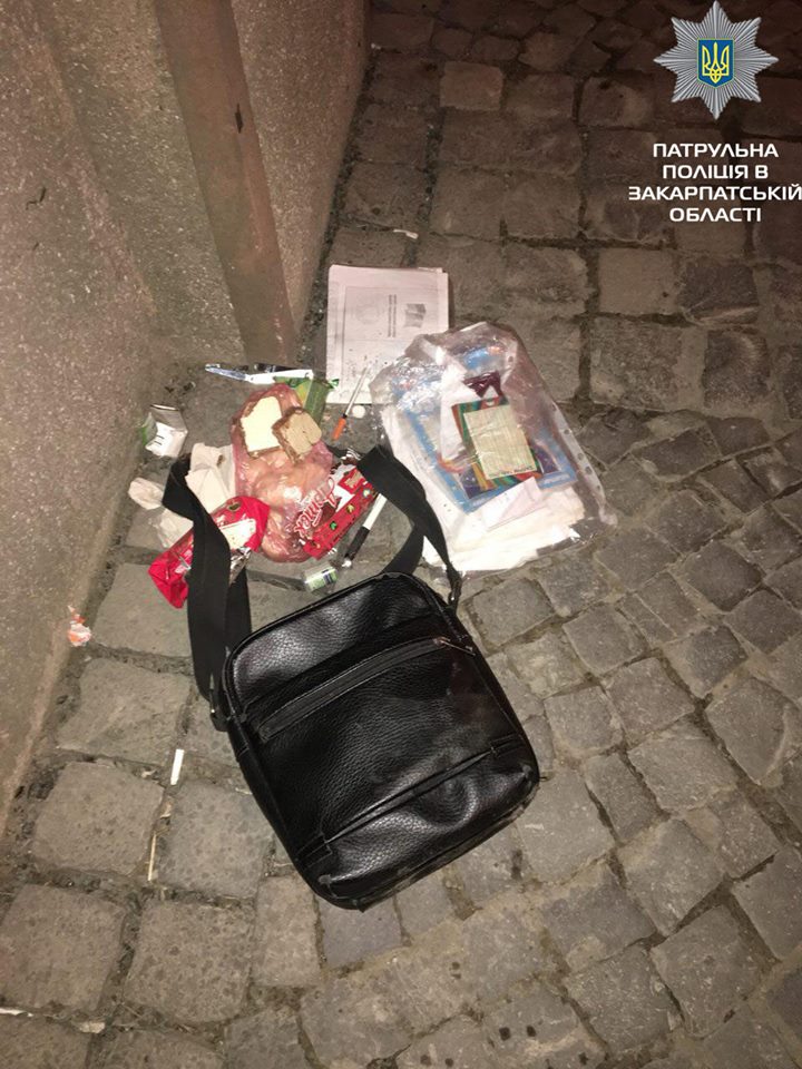 В Ужгороді затримали одного з трьох чоловіків, що відібрали у нічного перехожого сумку з грішми
(ФОТО)