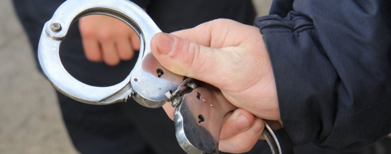 У Мукачеві затримали чоловіка, підозрюваного у махінаціях із чужою банківською карткою та крадіжці в пенсіонера