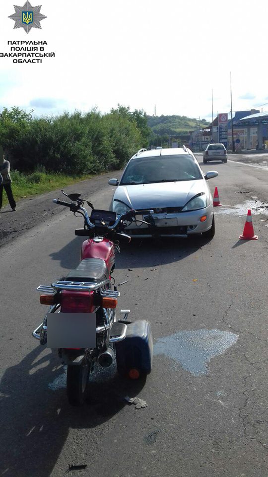 У Мукачеві мотоцикліст, зіткнувшись на зустрічній смузі з "Фордом", опинився в лікарні (ФОТО)