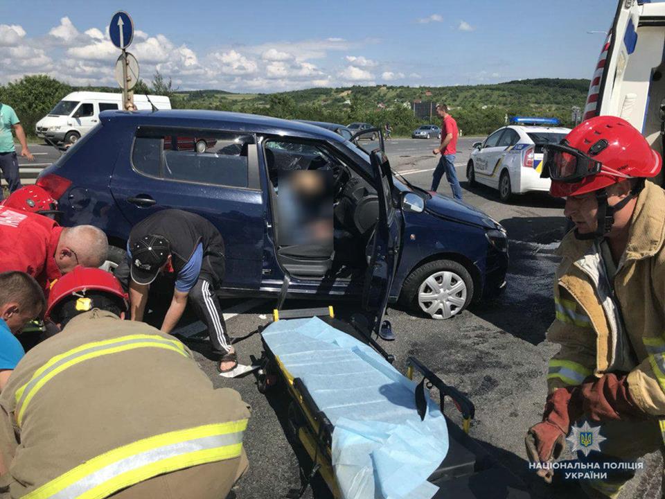 В автоаварії на Ужгородщині травмувалися 5 людей і загинув один із водіїв