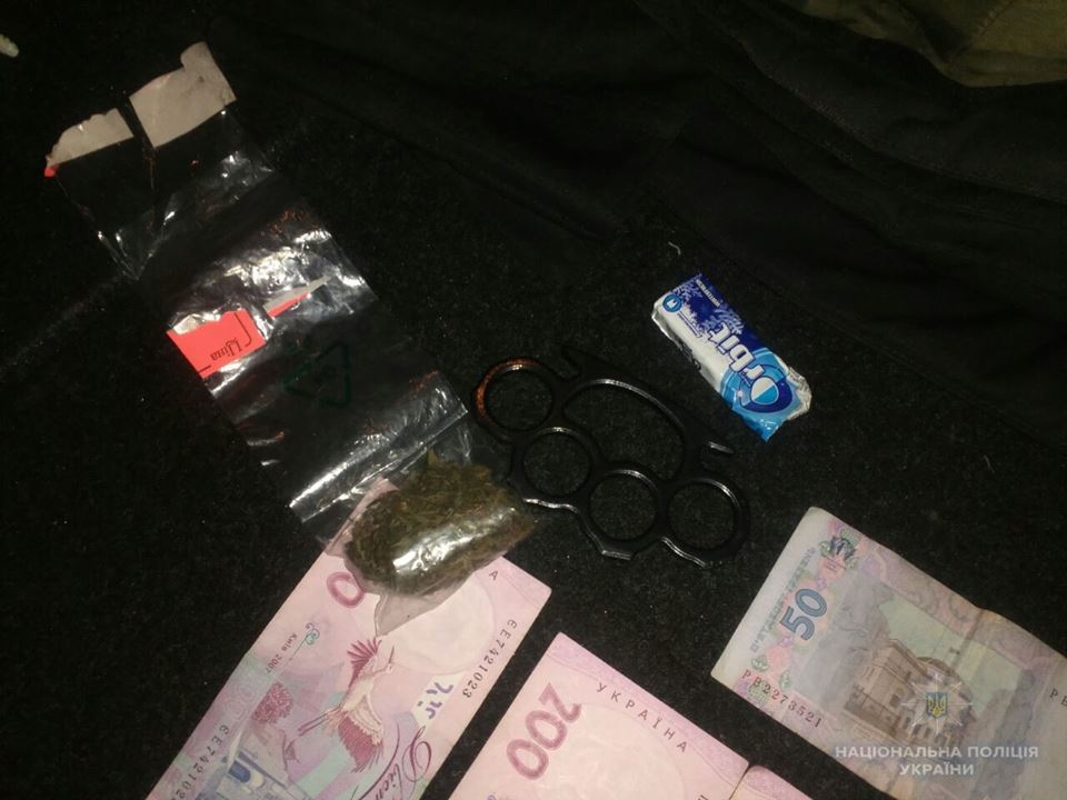 Затриманий поліцейськими під Мукачевом п'яний 20-річний водій Skoda Fabia не мав прав, але мав кастет і наркотик (ФОТО)