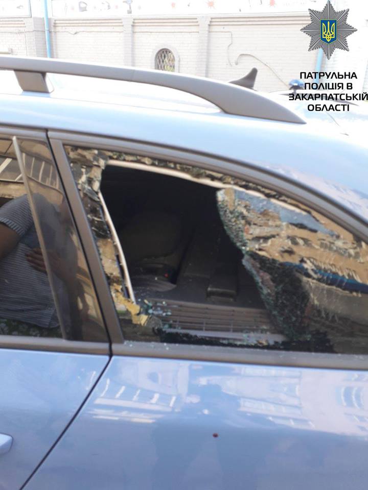 В Ужгороді патрульні затримали чоловіка, який розбив скло в Skoda Superb (ФОТО)