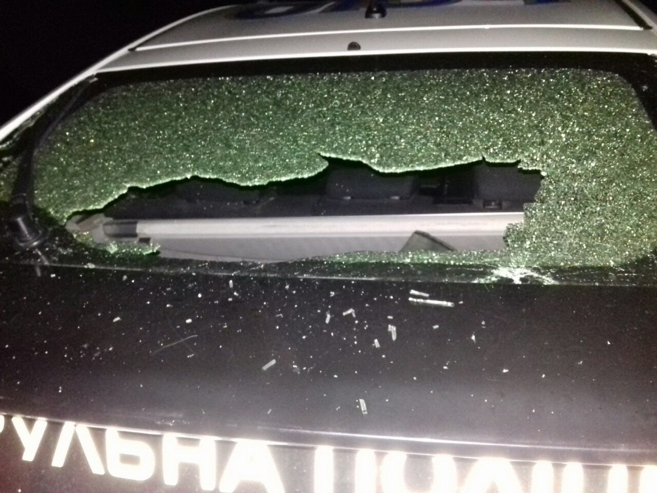 В Ужгороді п'яні молодики кидалися пляшками з вікна, а один ще й розбив лобове скло на патрульній автівці 