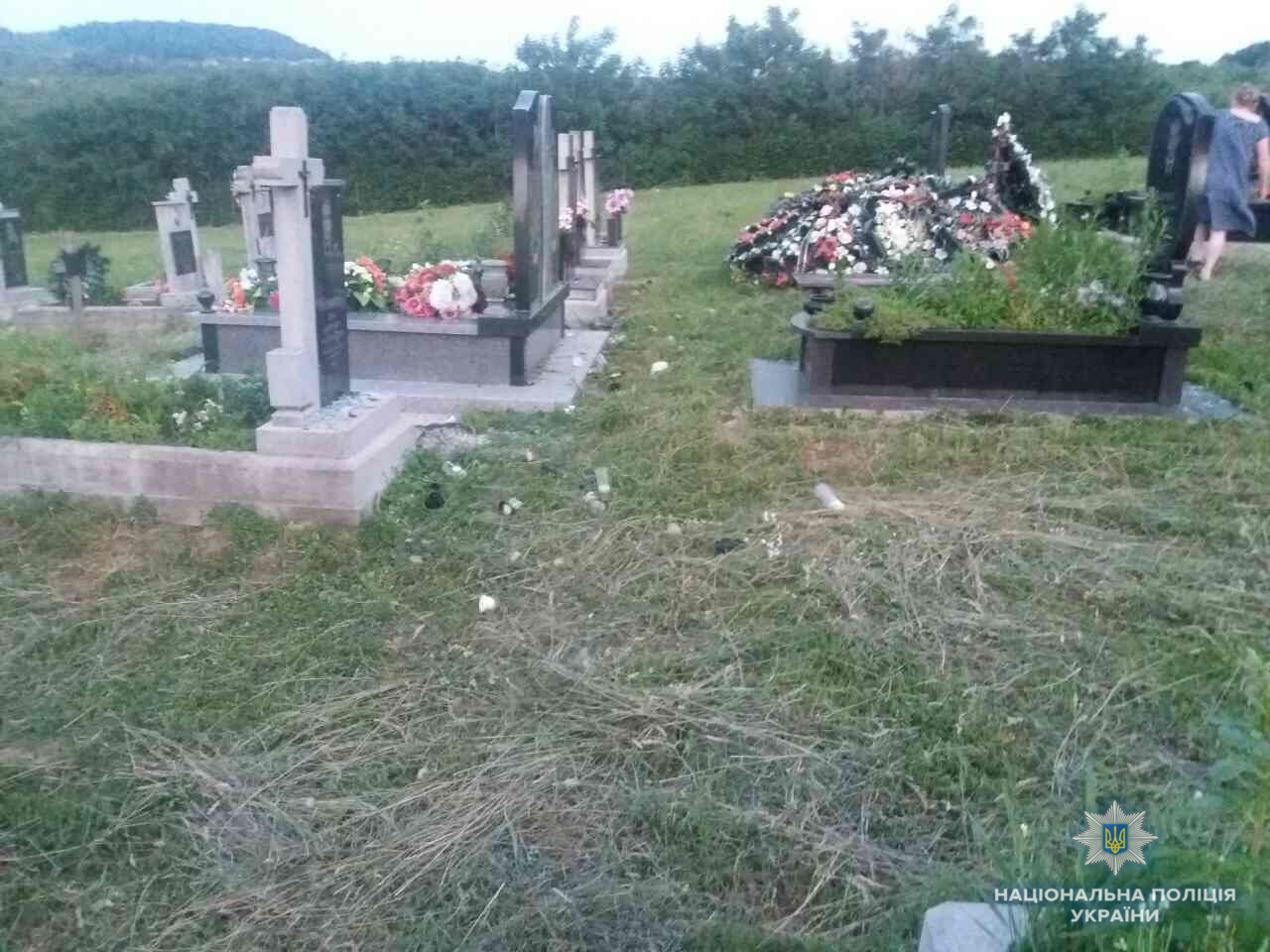 У Буковинці на Мукачівщині троє малолітніх дітей "повандалили" на місцевому цвинтарі (ФОТО)