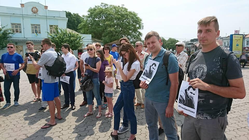 Ужгород долучився до акції на підтримку Олега Сенцова та інших політв'язнів режиму Путіна (ФОТО)