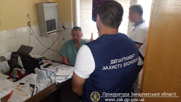 У Мукачеві затримали завідуючого травматологічним кабінетом райлікарні, який вимагав 400 дол хабара (ФОТО)
