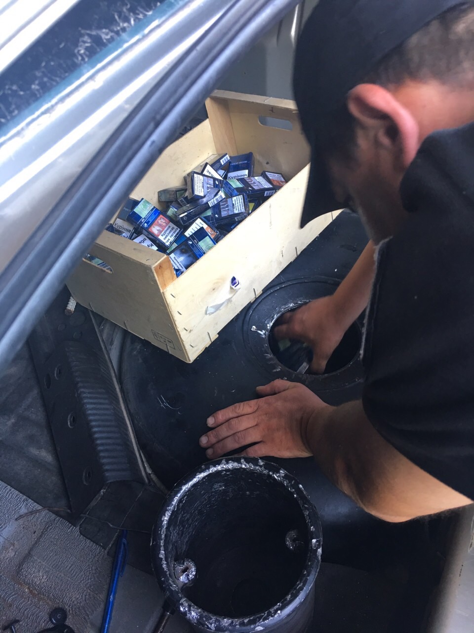 На кордоні на Закарпатті затримали Ford із "запакованими" в газову установку сигаретами (ФОТО)