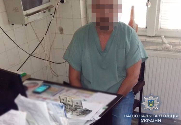 Затриманий у Мукачеві на хабарі в 400 дол медик є ще й депутатом сільради (ФОТО)