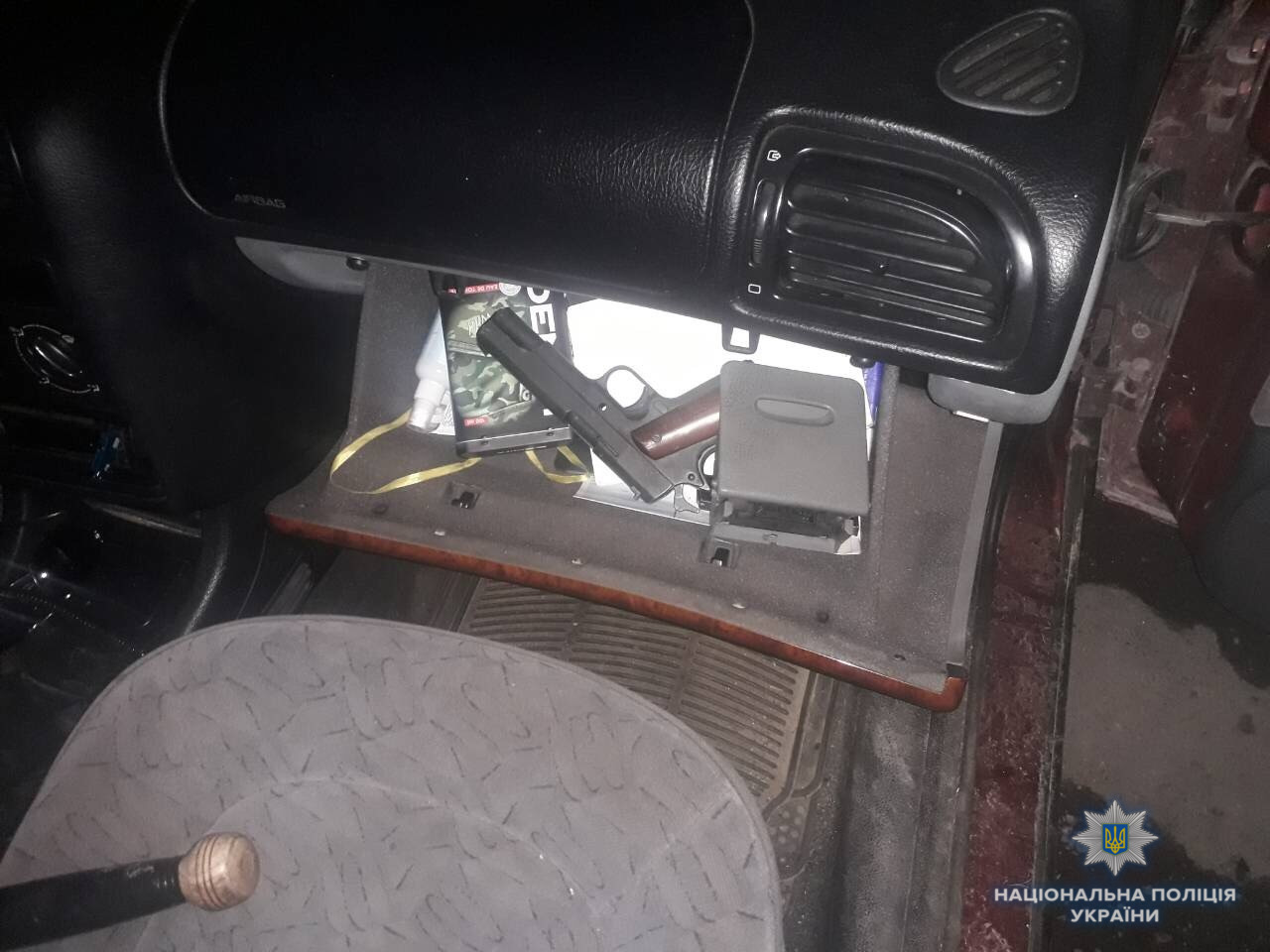 Уночі в Peugeot 22-річного водія у Сваляві знайшли пістолет і набої до нього (ФОТО)