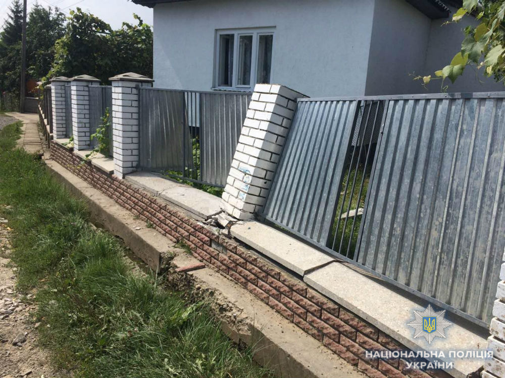 В Ільниці на Іршавщині нетверезий водій ВАЗу з’їхав у кювет, пошкодивши паркан приватної оселі (ФОТО)