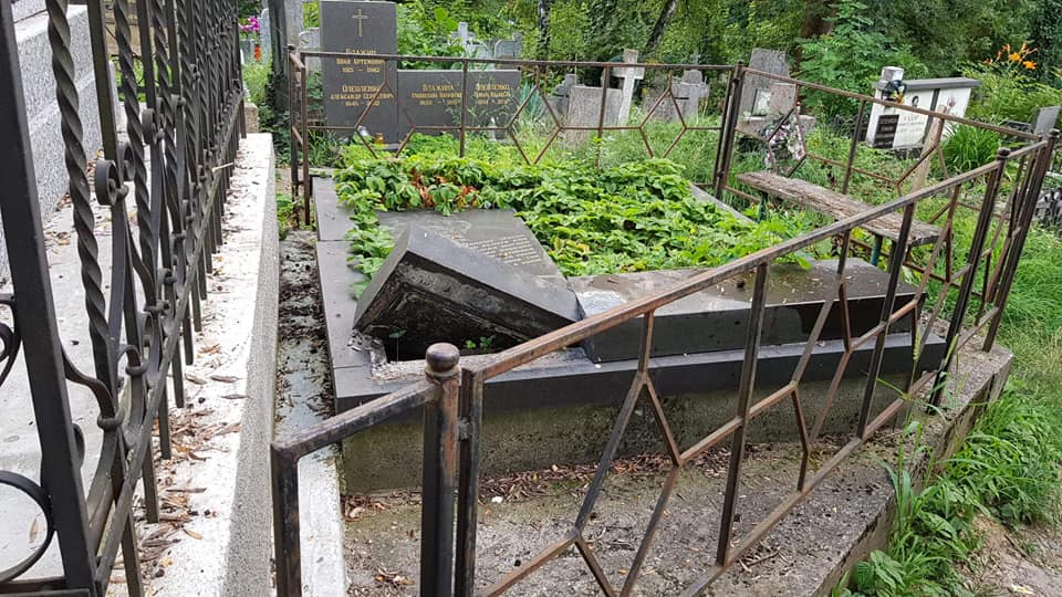 Поліція Ужгорода розслідує факт плюндрування могил на "Кальварії" (ФОТО)