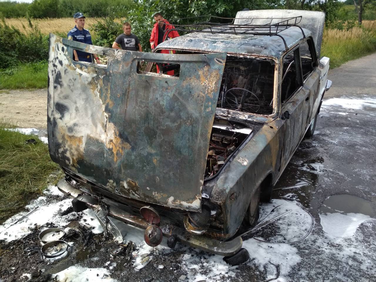 На Ужгородщині пожежа знищила відсік двигуна та салон авта