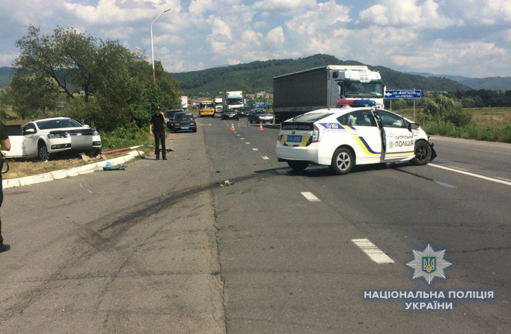 ДТП за участі авто поліції на Свалявщині: патрульні переслідували порушника, водій не надав перевагу, постраждали 4 людей (ОФІЦІЙНО)
