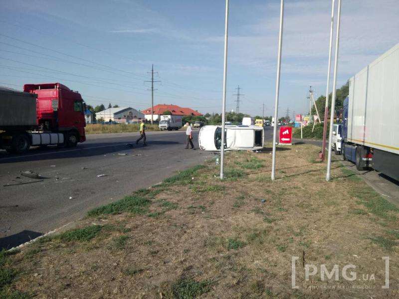 У Мукачеві в результаті потрійної ДТП поблизу АЗС одна з автівок перекинулася на бік (ФОТО)