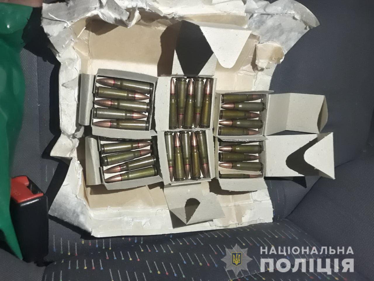 У затриманого під час продажу набоїв мешканця Мукачівщини вдома знайшли ще патрони та пістолет (ФОТО)