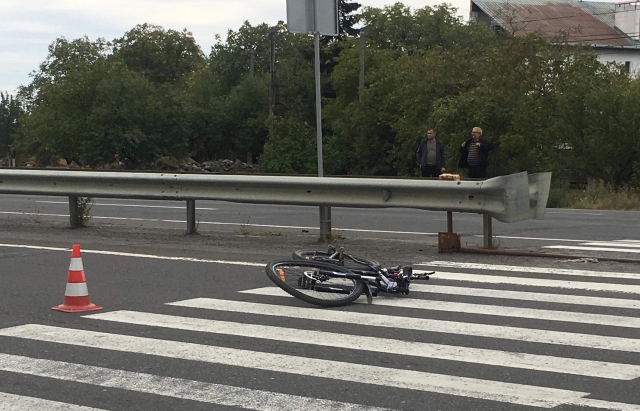 У приужгородському Барвінку мікроавтобус збив пішохода з велосипедом на зебрі (ФОТО)
