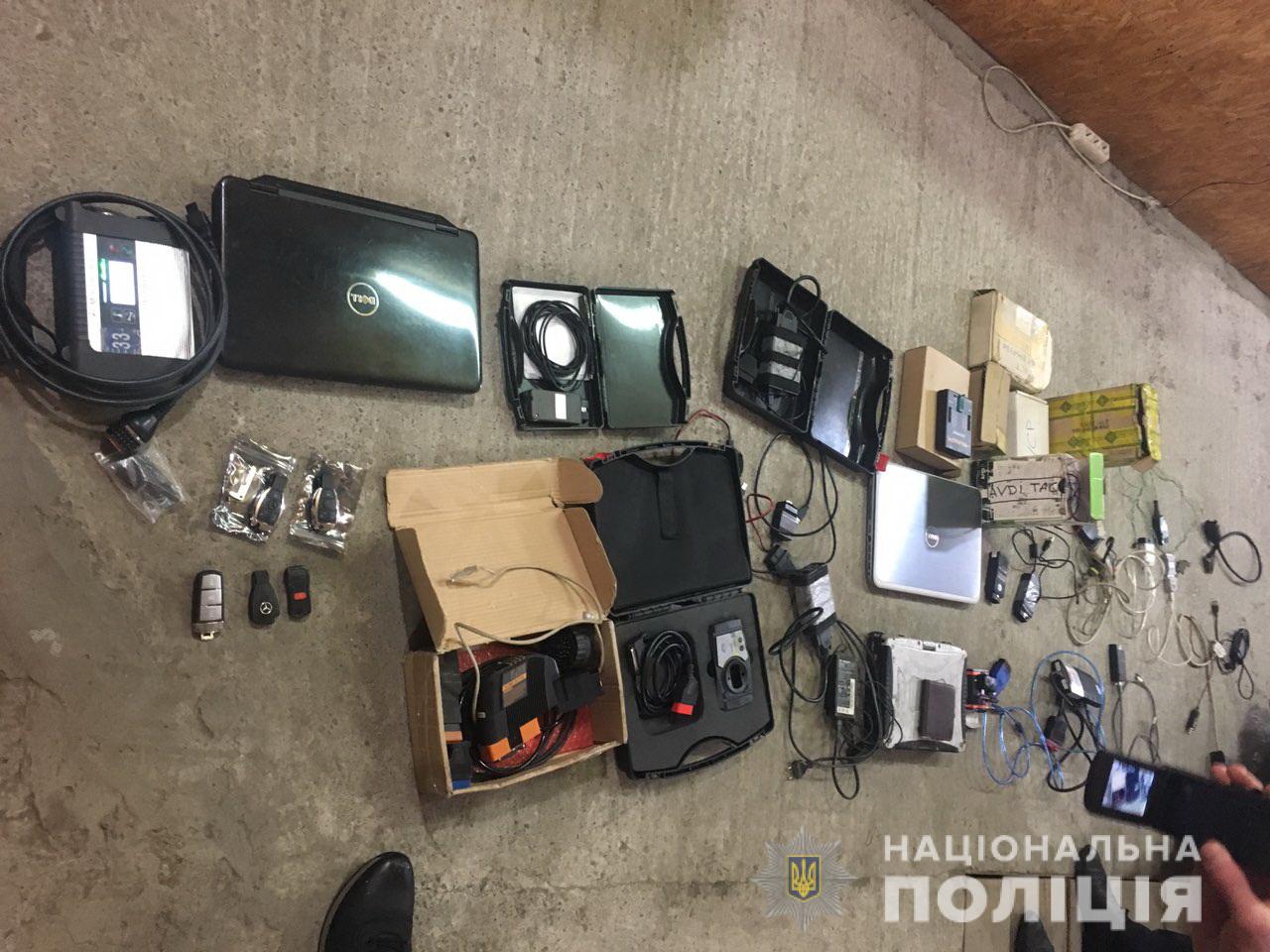 Із оселі мешканця Мукачева під час обшуку вилучили техніку, що могла використовуватися для викрадення автомобілів (ФОТО)