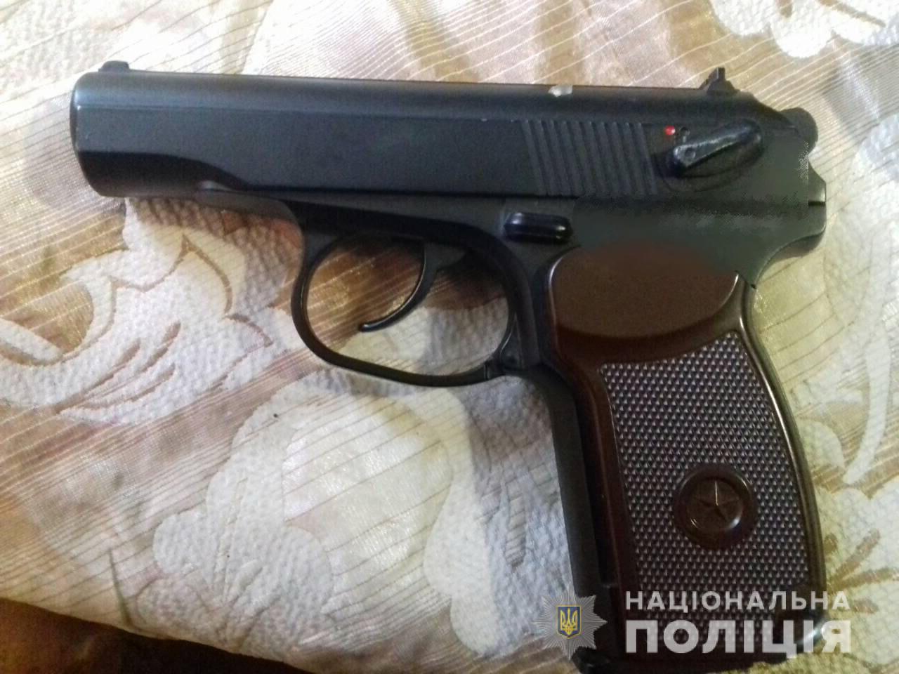 У помешканнях селян у Вишці на Великоберезнянщині знайшли пістолет та кастет (ФОТО)