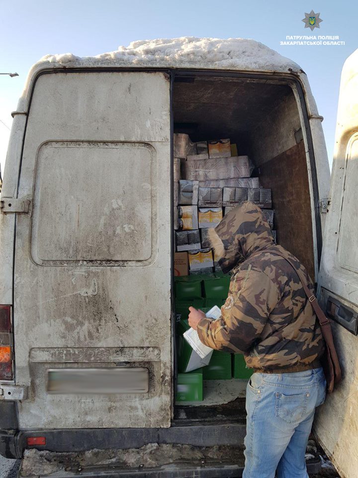 На Закарпатті зупинили вантажний фургон з продукцією без документів (ФОТО)