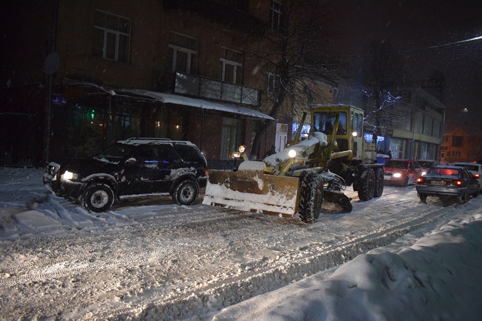 В Ужгороді всю ніч працювала снігоприбиральна техніка (ФОТО)