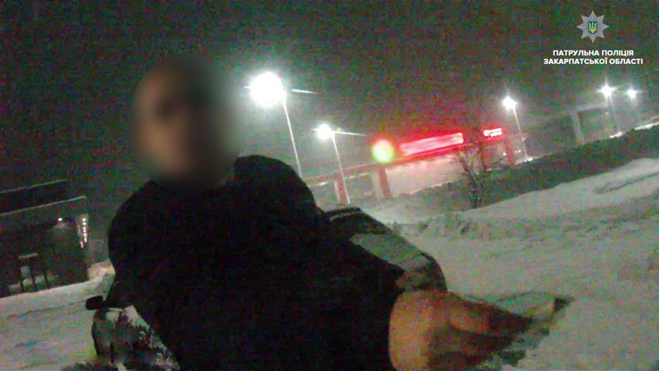 На Закарпатті п'яний водій "Ауді", що застряг у кучугурі, пропонував патрульним хабар (ФОТО)