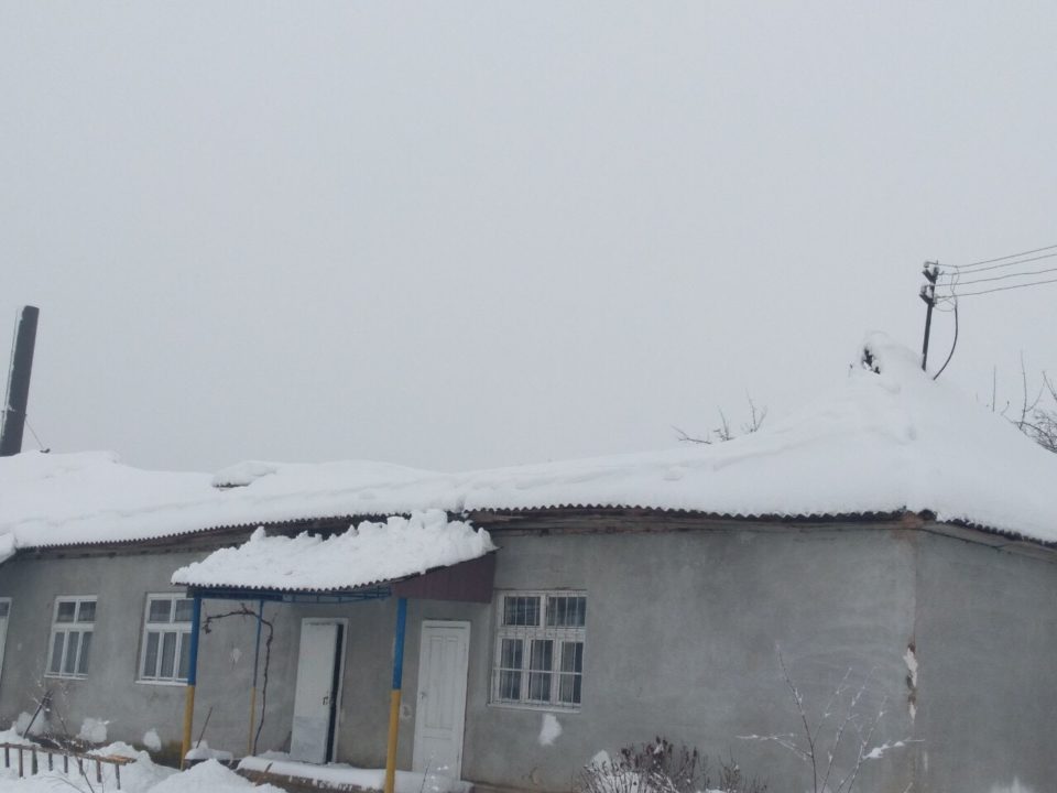 Сніговий покрив пошкодив дах їдальні в школі на Іршавщині (ФОТО)