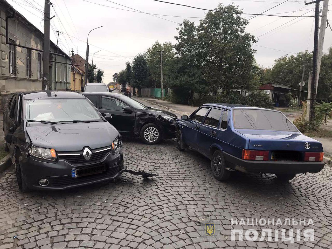 У Мукачеві внаслідок зіткнення двох Renault один із них відкинуло на ВАЗ, постраждав 6-річний хлопчик (ФОТО)