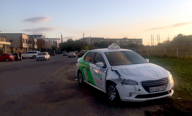 В Ужгороді зіткнулися таксі та Mitsubishi (ФОТО)