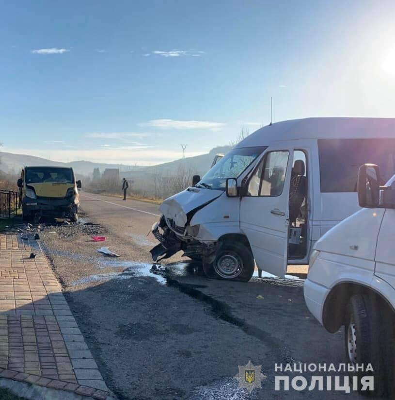 На Воловеччині Opel врізався в припаркований мікроавтобус і травмував чоловіка поруч (ФОТО)