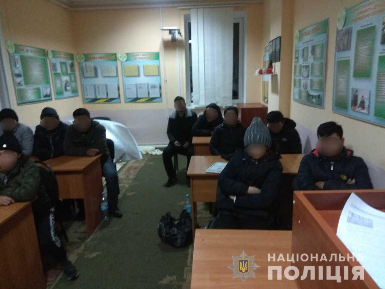 На Берегівщині біля кордону виявили 12 нелегалів з провідником-закарпатцем (ФОТО)