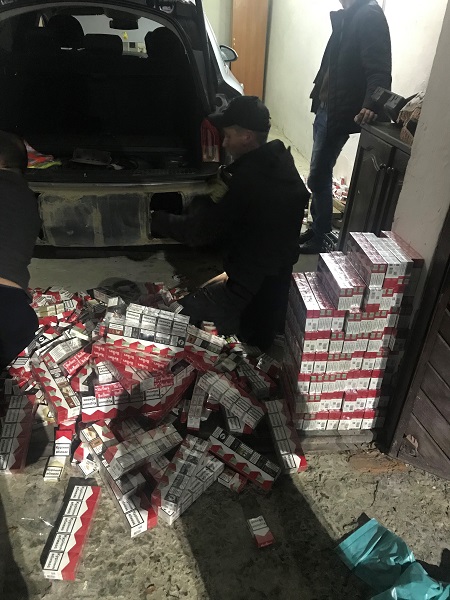 Партію контрабандних сигарет знайшли у сховках легковика буковинця у пункті пропуску "Малий Березний" (ФОТО)
