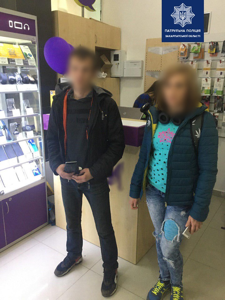 В Ужгороді затримали пару, котра розрахувалася за куплений у крамниці телефон фальшивими грішми (ФОТО)