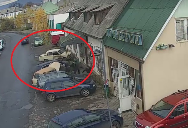 В Ужгороді авто врізалося в 4 припарковані легковики (ВІДЕО)