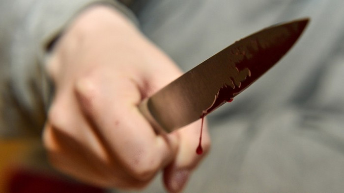 В Ужгороді домашній насильник поранив ножем поліцейського, що приїхав на виклик 