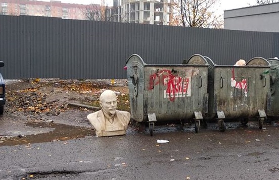 ФОТОФАКТ. Ужгороді на смітник викинули велике погруддя Леніна