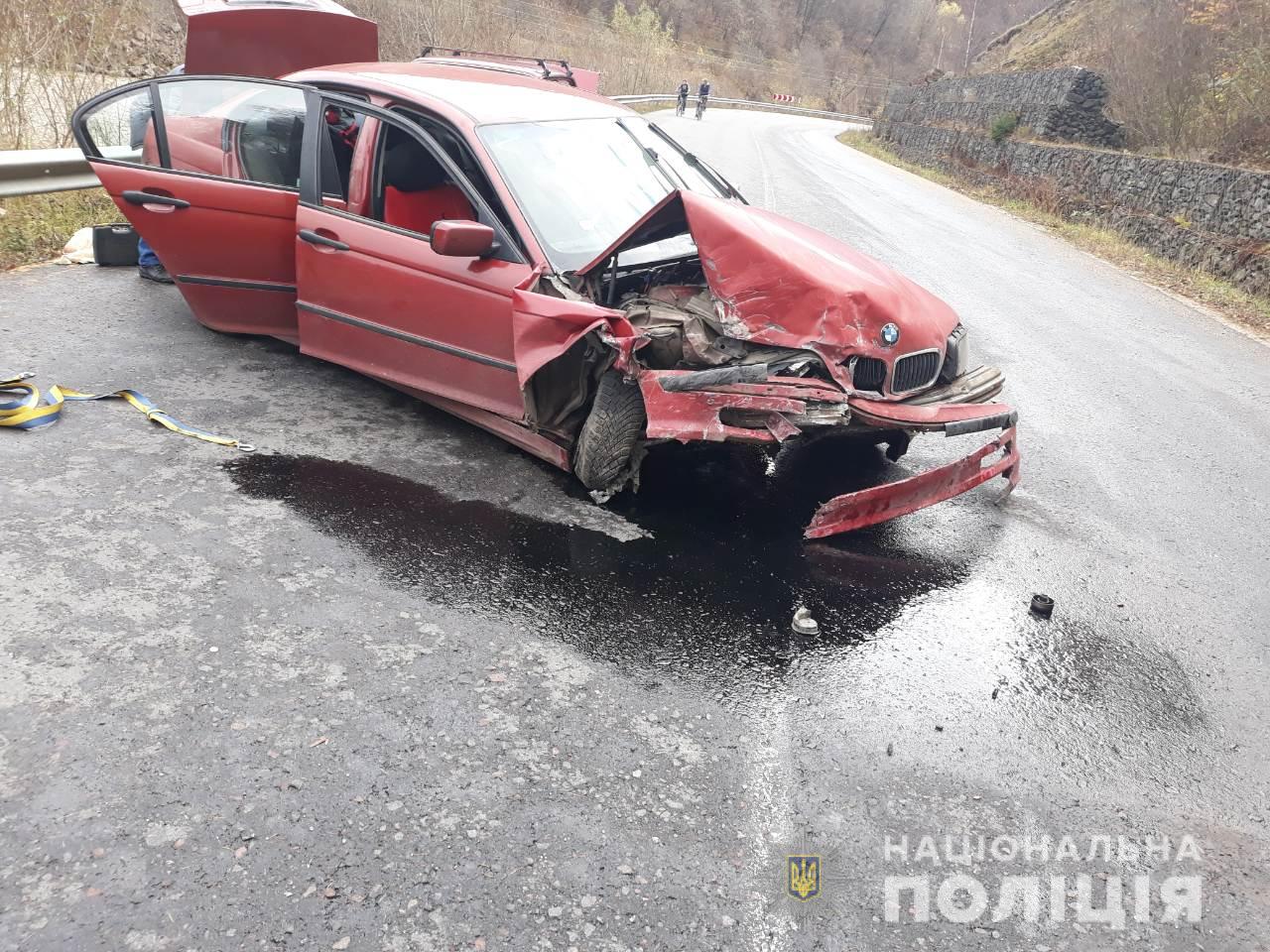 Унаслідок зіткнення на Рахівщині BMW із кам’яною дамбою постраждала пасажирка авто (ФОТО)