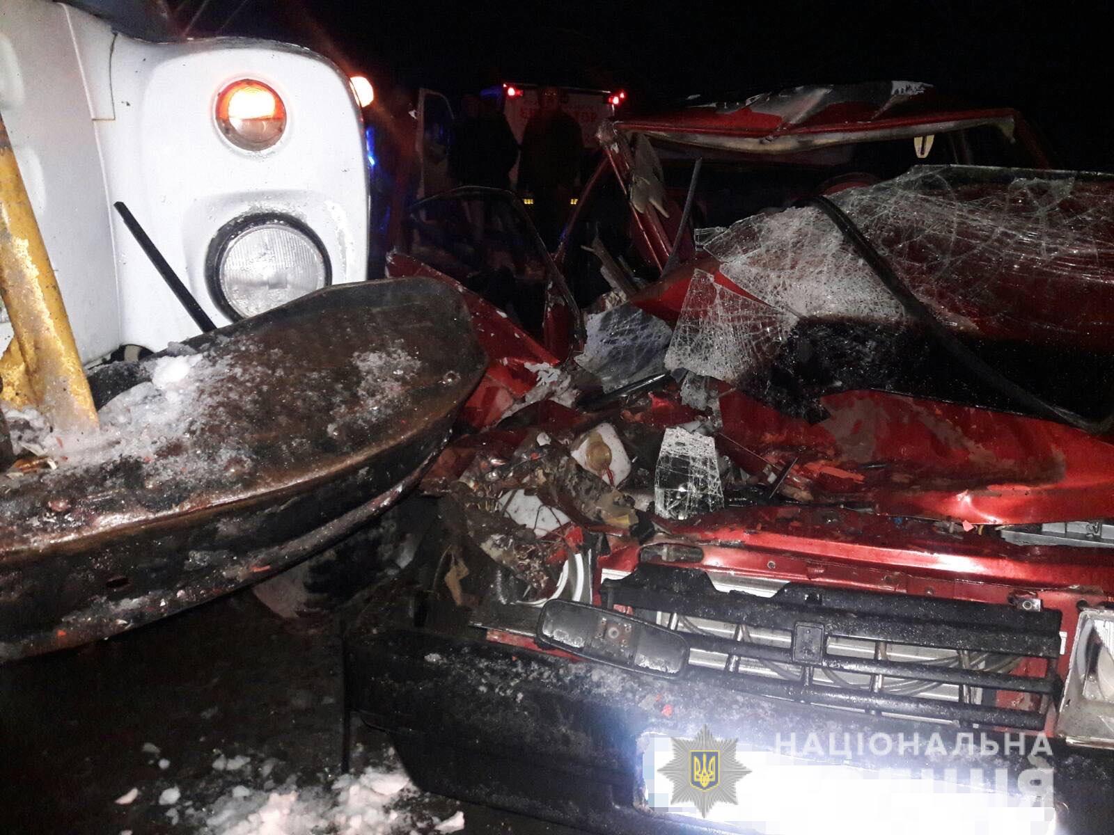 Унаслідок зіткнення ВАЗу з автокраном на Мукачівщині загинула пасажирка легковика (ФОТО)